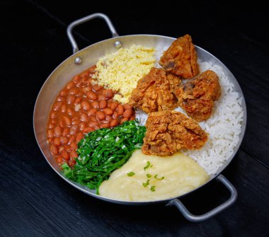 Kızarmış patatesli tavuk ve tavada karnabahar.