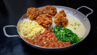 Kızarmış patatesli tavuk ve tavada karnabahar.