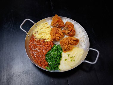 Kızarmış patatesli tavuk ve tavada karnabahar.