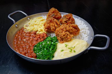 Kızarmış patatesli tavuk ve tavada karnabahar.