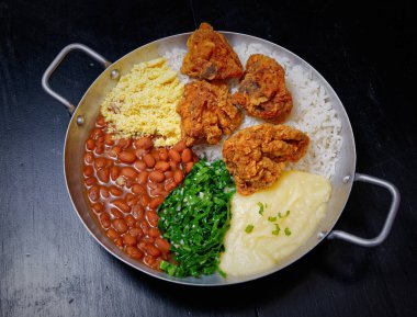 Kızarmış patatesli tavuk ve tavada karnabahar.