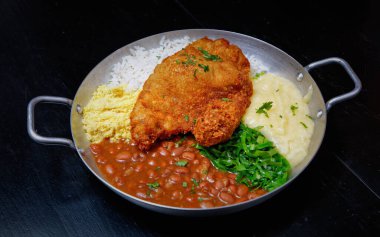 Kızarmış patatesli tavuk ve tavada karnabahar.