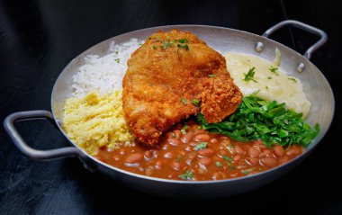 Kızarmış patatesli tavuk ve tavada karnabahar.