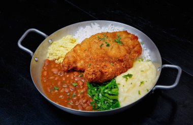 Kızarmış patatesli tavuk ve tavada karnabahar.