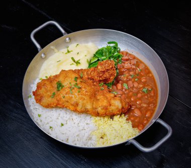 Kızarmış patatesli tavuk ve tavada karnabahar.