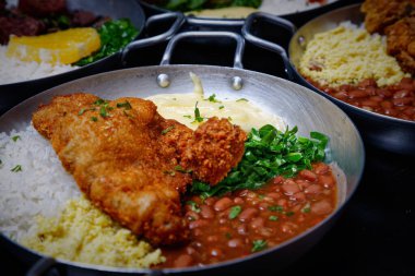 Kızarmış patatesli tavuk ve tavada karnabahar.