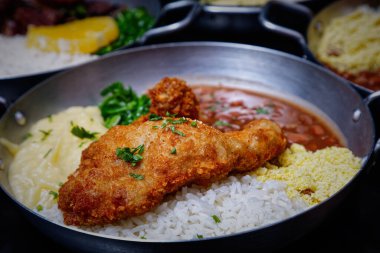 Kızarmış patatesli tavuk ve tavada karnabahar.