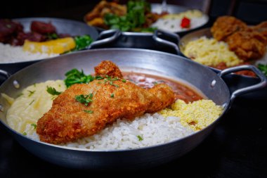 Kızarmış patatesli tavuk ve tavada karnabahar.