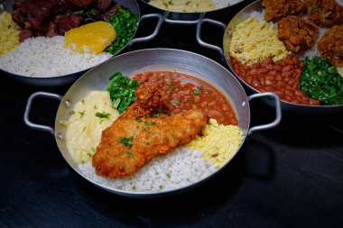 Kızarmış patatesli tavuk ve tavada karnabahar.