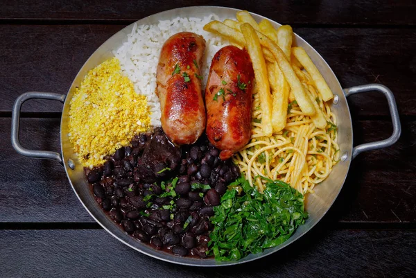 Fasulye ve patatesli geleneksel İspanyol yemeği.