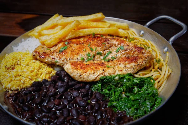 Tavuk ve sebzeli lezzetli bir tabağın yakın çekimi.