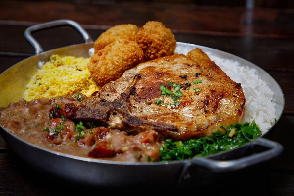 Fransız soslu tavuk ve pilav.