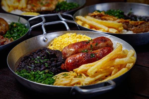 Siyah tavada kızarmış et ve patates.