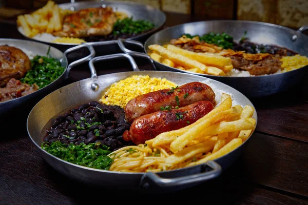 Patates ve sosisli farklı türde kızarmış sosisler.