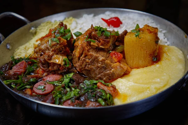 Feijoada. Brezilya 'nın en ünlü yemeği