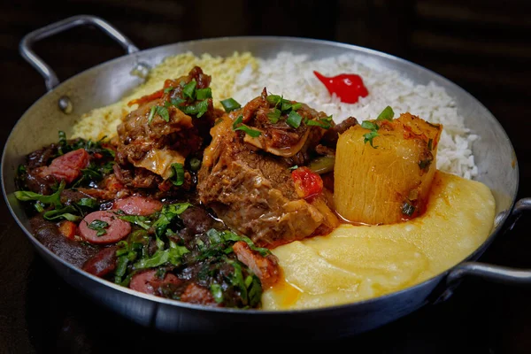 Feijoada. Brezilya 'nın en ünlü yemeği