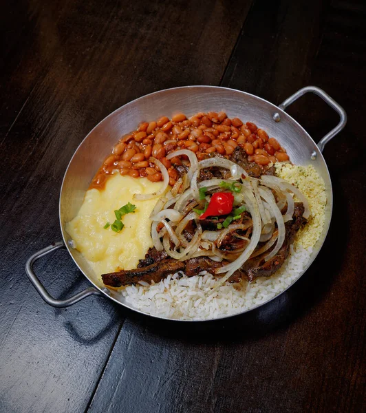 fasulye, pilav, patates püresi, kızarmış et ve soğan dilimleri. 