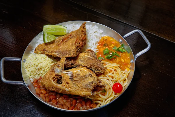 Brezilya usulü kızarmış balık, pirinç ve püre.