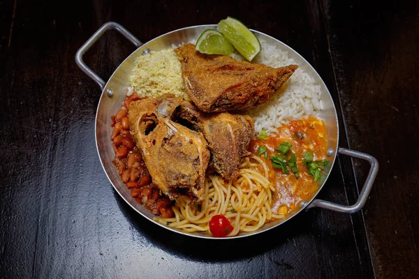 Brezilya usulü kızarmış balık, pirinç ve püre.