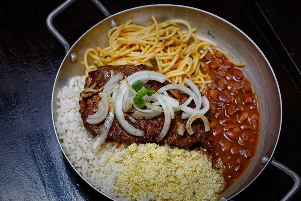 Brezilya Bifteği Soğan Fasulye Pirinç Farofa — Stok fotoğraf