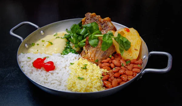 Brezilya bifteği, su tereli öküz kuyruğu, fasulye, farofa, pirinç ve biber.