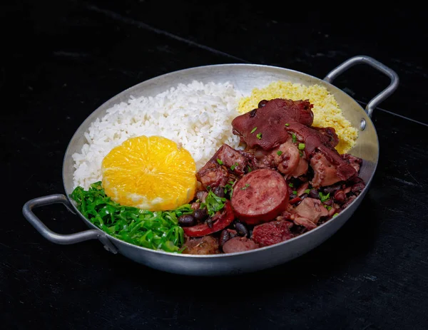 Kızarmış patatesli tavuk ve tavada karnabahar.