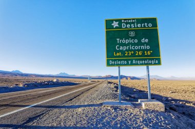 Atacama Çölü 'ndeki Altiplanik Göl' e giden manzara San Pedro de Atacama - Şili