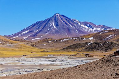 Atacama Çölü 'ndeki Altiplanik Göl' e giden manzara San Pedro de Atacama - Şili