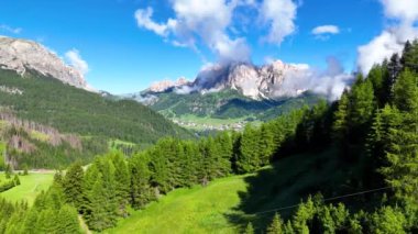 Sassongher Dağı ve Corvara Köyü 'nün panoramik manzarası, Alta Badia, Sudtirol, İtalya