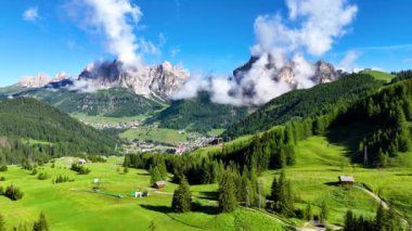 Sassongher dağının panoramik manzarası, Alta Badia Golf Kulübü ve Corvara köyü, Alta Badia, Sudtirol