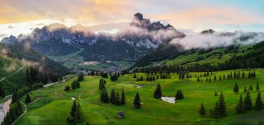 Corvara golf sahasında gün batımı manzarası, Alta Badia, Güney Tyrol, Dolomites