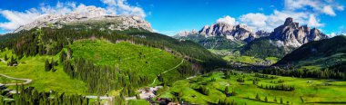 Piz Boe, Sassongher ve Corvara, Alta Badia, Sudtirol köylerinin panoramik manzarası.