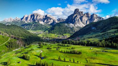 Sassongher Dağı 'nın panoramik manzarası, Corvara golf sahası ve Corvara köyü, Alta Badia, Sudtirol, Dolomites