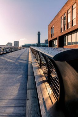 Londra 'daki Millennium Köprüsü Sabah güneşiyle