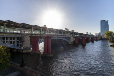 Blackfriars köprüsü sabah erken saatte, güneş patlaması etkisi ile