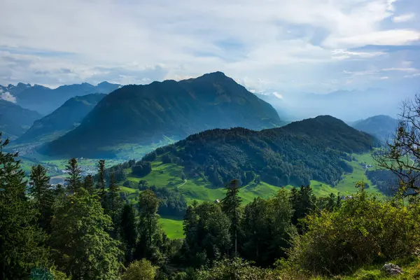 Zielone Wzgórza Budynki Gospodarcze Pobliżu Buergenstock Wsi Lucerna Szwajcarii — Zdjęcie stockowe