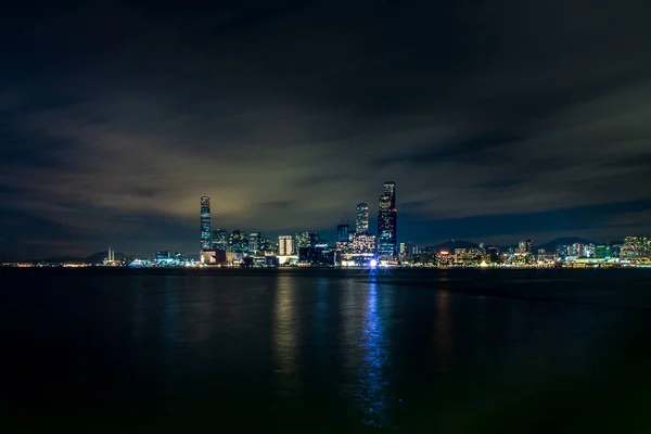 Éjszakai Kilátás Nyílik Kowloon Vízparton Éjjel Hajó Fény Pályák — Stock Fotó
