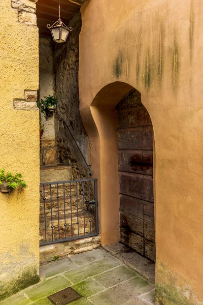 Enge Straßen Und Gassen Der Mittelalterlichen Stadt Sassetta — Stockfoto