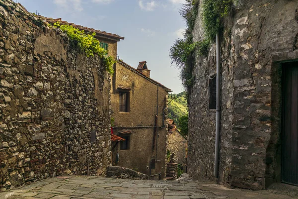 サステッタの中世の町の狭い通りと路地 — ストック写真
