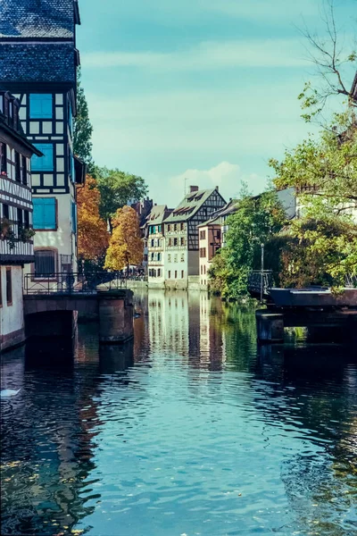斯特拉斯堡运河中反射的中世纪建筑 用模拟电影技术拍摄 — 图库照片