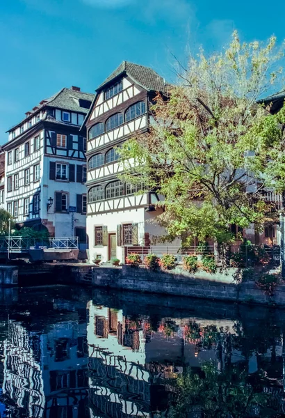 Średniowieczne Domy Odzwierciedlające Kanały Strasburgu Kręcone Analogową Techniką Filmową — Zdjęcie stockowe