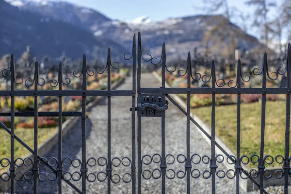 Puerta Hierro Forjado Entrada Cementerio Con Fondo Los Alpes Cubiertos Imagen De Stock