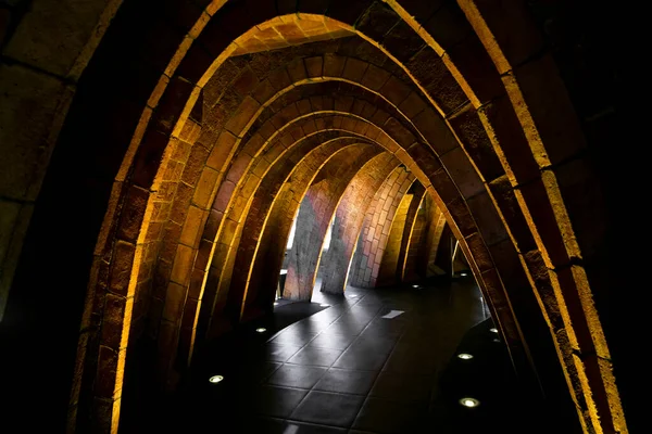 レンガで作られたアーチ型のトンネルの中 — ストック写真