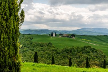 Vitaleta Şapeli ve San Quirico d 'Orcia yakınlarındaki Orcia Vadisi' nin çevresindeki tepeler görünüyor.