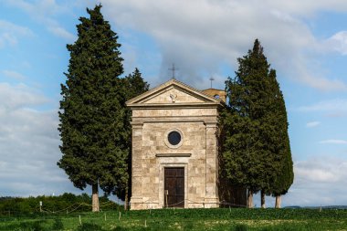 Vitaleta Şapeli ve San Quirico d 'Orcia yakınlarındaki Orcia Vadisi' nin çevresindeki tepeler görünüyor.