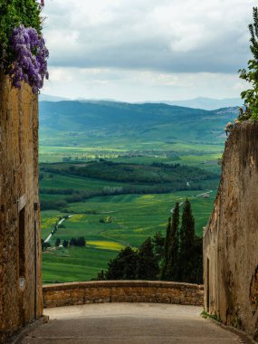 Pienza 'nın taş duvarlarından Val d' Orcia manzarası