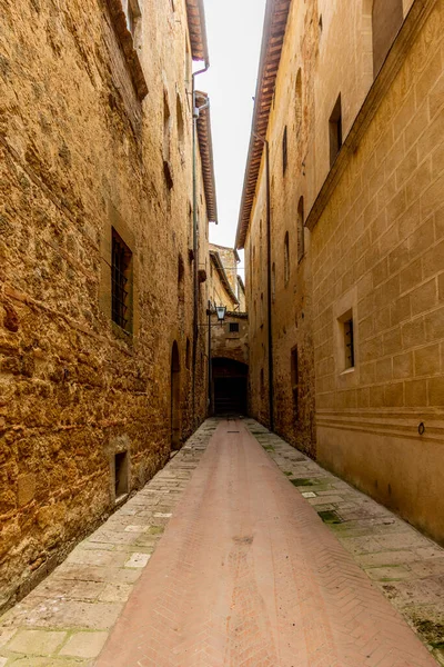 トスカーナのピエンツァのロマンチックな狭い中世の路地 — ストック写真