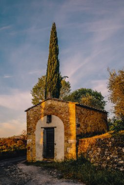 Sabahın erken saatlerinde Val d 'Orcia tepelerinde küçük bir kilise.