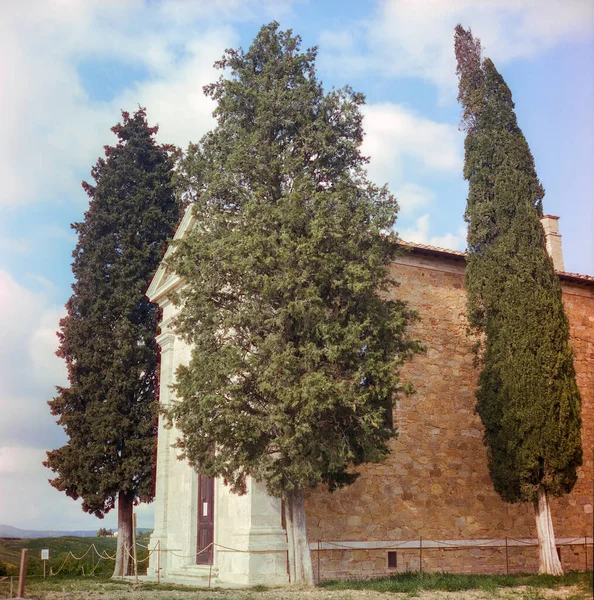 用模拟电影技术拍摄的关于圣奎里科德奥西亚附近的维塔莱塔教堂和奥西亚山谷周围山丘的景观 — 图库照片