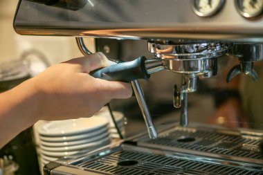 İki fincan taze espresso yapıyorum.